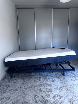 Cama articulada gris y blanca