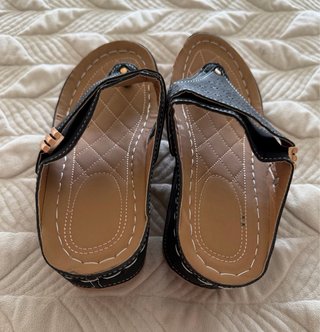 Sandalias negras y beige