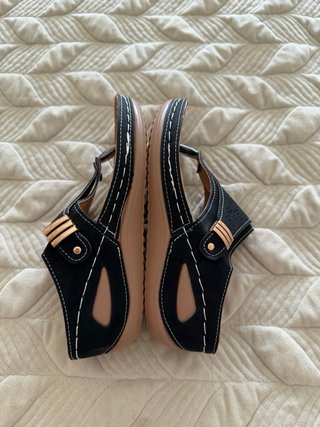 Sandalias negras y beige