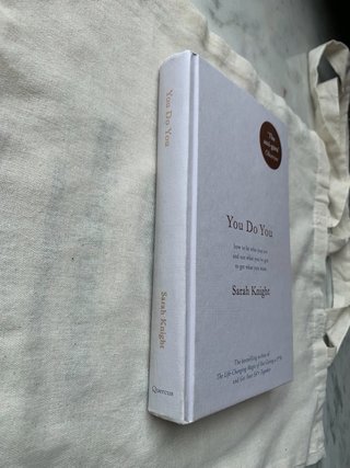 Libro en inglés: You do you: how to be who you...