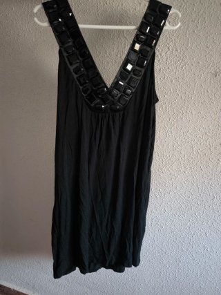 Elegante vestido negro con pedrería