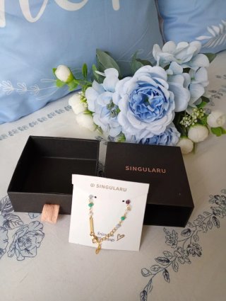 Pulsera Singularu dorada con piedras