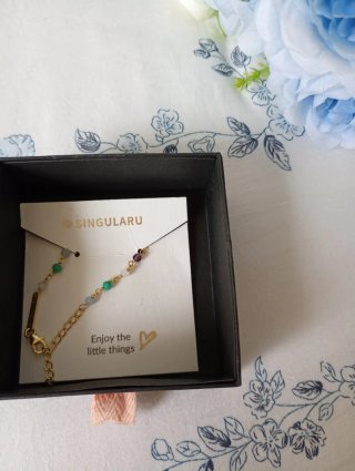 Pulsera Singularu dorada con piedras