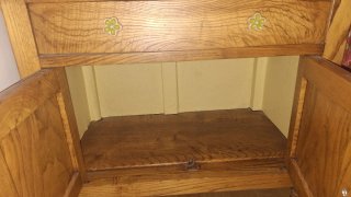 Mesita de noche antigua de madera