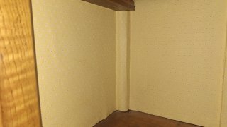 Mesita de noche antigua de madera