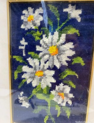 2CUADROS BORDADOS CON MOTIVOS FLORALES Y MARCO