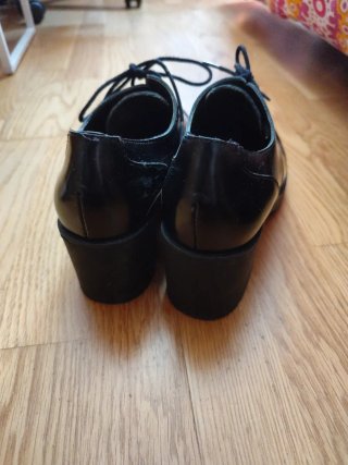 Zapatos negros de cordón con tacón