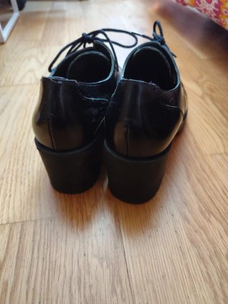 Zapatos negros de cordón con tacón