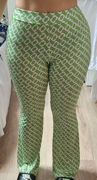 Pantalones acampanados verdes y blancos