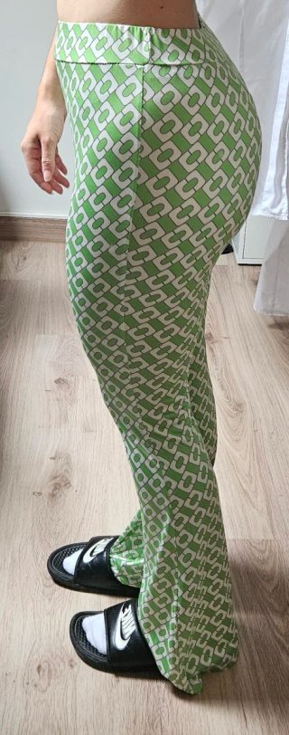 Pantalones acampanados verdes y blancos