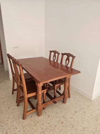 Mesa de comedor y 4 sillas de madera