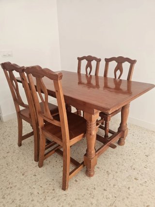 Mesa de comedor y 4 sillas de madera