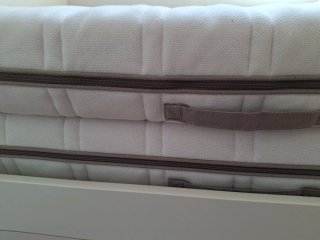 Cama Brinmes Ikea con colchones