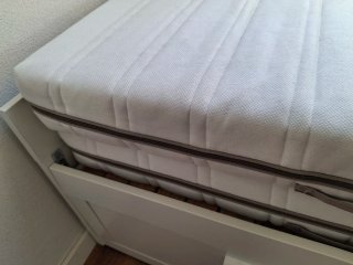 Cama Brinmes Ikea con colchones