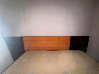 Cabecero de madera marron y naranja