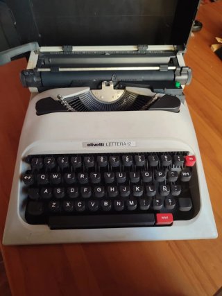 Máquina de escribir Olivetti Lettera 12
