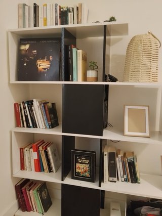 Estantería modular blanca y negra