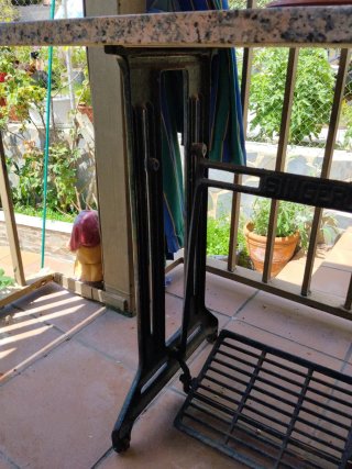 Mesa de máquina de coser con tapa de mármol
