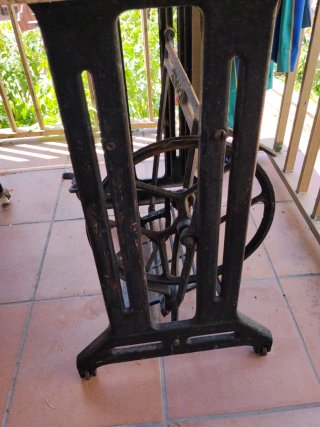 Mesa de máquina de coser con tapa de mármol