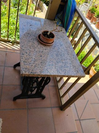 Mesa de máquina de coser con tapa de mármol
