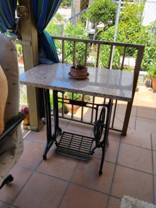 Mesa de máquina de coser con tapa de mármol