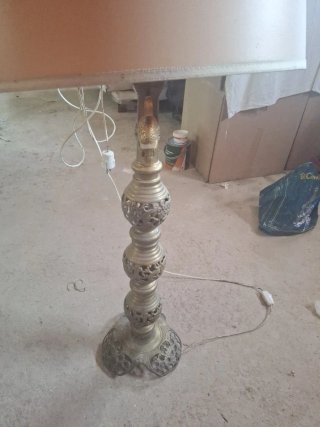 Lampada da terra dorata e beige