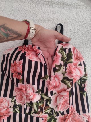 Mono con escote en V y estampado floral