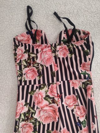 Mono con escote en V y estampado floral