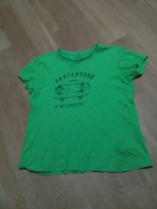 Camiseta verde con estampado de skate