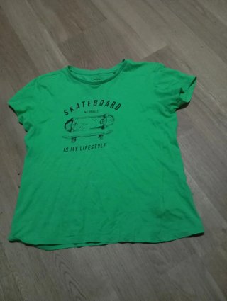 Camiseta verde con estampado de skate