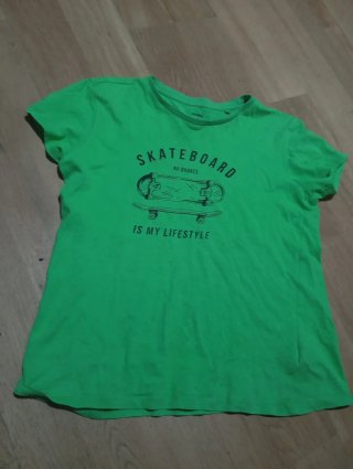 Camiseta verde con estampado de skate