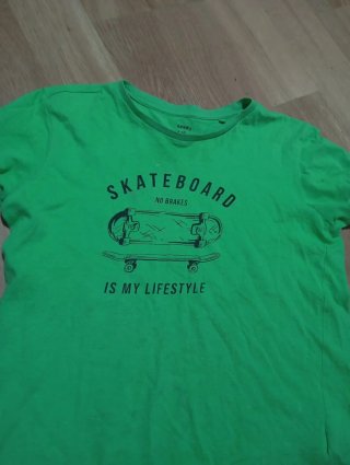 Camiseta verde con estampado de skate