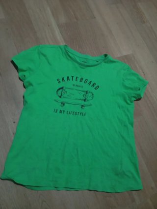 Camiseta verde con estampado de skate