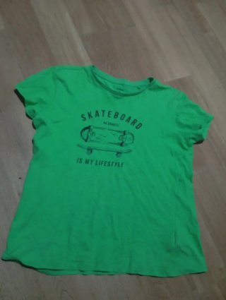 Camiseta verde con estampado de skate