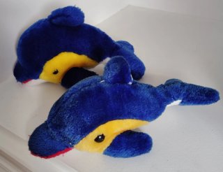 Pareja de peluches de delfines