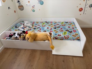 Cama infantil Baimba con rampa y juguetero