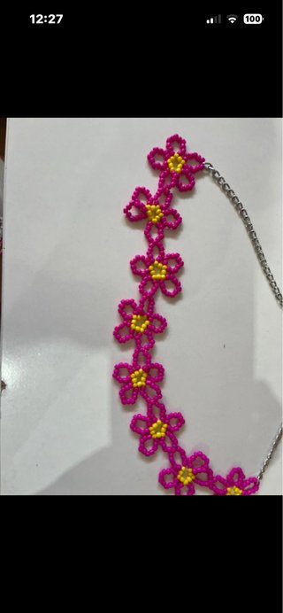 Collar de flores rosa y amarillo