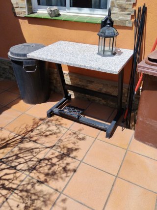 Mesa de Mármol y Metal para Máquina de Coser