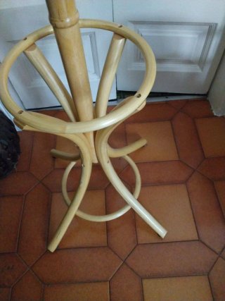 Perchero de pie de madera