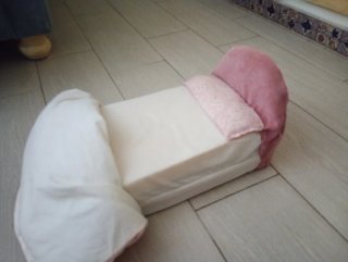 Cama para Barbie con almohada y manta.