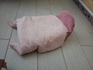 Cama para Barbie con almohada y manta.