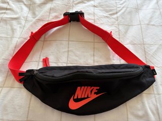 Riñonera Nike Negra y Naranja.