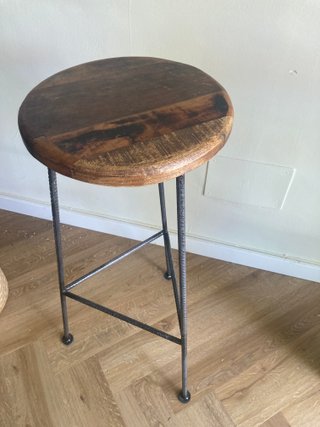 Sgabello in legno e metallo