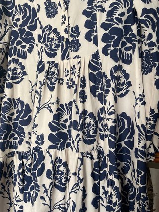 Vestido veraniego floral azul y blanco