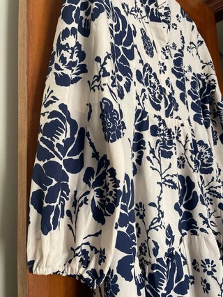 Vestido veraniego floral azul y blanco
