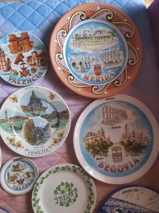 Set di 11 piatti decorativi in ceramica