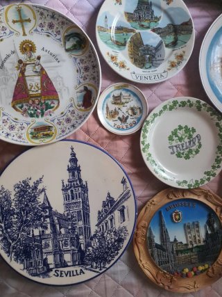 Set di 11 piatti decorativi in ceramica