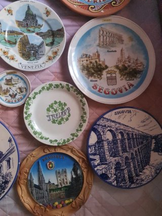 Set di 11 piatti decorativi in ceramica