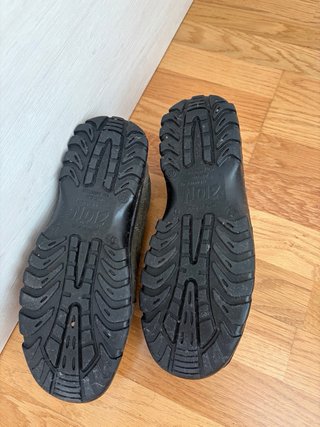 Botas de seguridad grises y naranjas