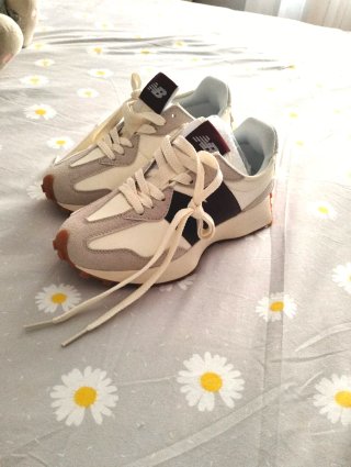 Zapatillas New Balance Beige Blancas y Granate